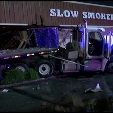 18-wheeler jackknifes on I-45N and crashes into Pappas Bar-B-Q restaurant