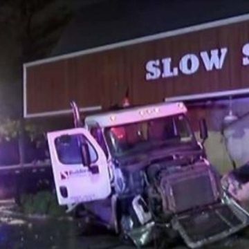 18-wheeler crashes into Pappas Bar-B-Q Restaurant in The Woodlands