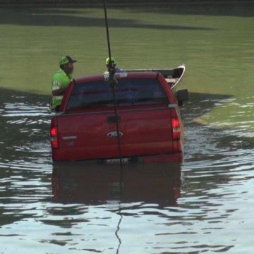 THREE CAR CRASH ON I-45 PUTS ONE CAR IN THE WATER