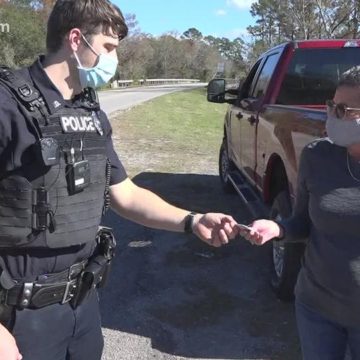 Pinehurst police officers surprise drivers with gifts instead of tickets during ‘holiday patrol’