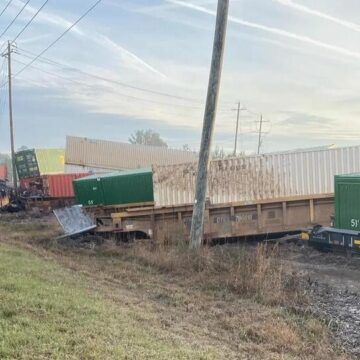 1 dead after truck, train crash near Splendora