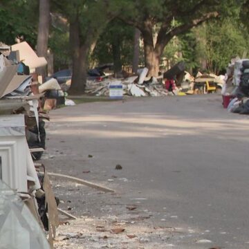 Volunteers help Conroe community clean up in wake of flooding in Montgomery County